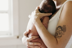 A Rockhampton newborn photography session at home allows you to capture skin-on-skin moments with your baby.